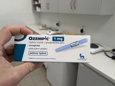 Prag, Çek Cumhuriyeti - 2 Haziran 2024: Ozempic Box. Ozempik ilacın Çek versiyonu. Çek Cumhuriyeti 'nde diyabet tedavisi. Bir paket semaglutid. Diyabet ilacı. Bazen kilo vermek için kullanılıyor.