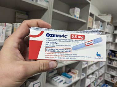 Prag, Çek Cumhuriyeti - 2 Haziran 2024: Ozempic Box. Ozempik ilacın Çek versiyonu. Çek Cumhuriyeti 'nde diyabet tedavisi. Bir paket semaglutid. Diyabet ilacı. Bazen kilo vermek için kullanılıyor.