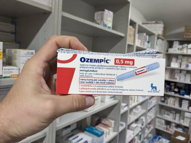 Prag, Çek Cumhuriyeti - 2 Haziran 2024: Ozempic Box. Ozempik ilacın Çek versiyonu. Çek Cumhuriyeti 'nde diyabet tedavisi. Bir paket semaglutid. Diyabet ilacı. Bazen kilo vermek için kullanılıyor.