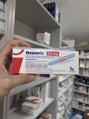 Prag, Çek Cumhuriyeti - 2 Haziran 2024: Ozempic Box. Ozempik ilacın Çek versiyonu. Çek Cumhuriyeti 'nde diyabet tedavisi. Bir paket semaglutid. Diyabet ilacı. Bazen kilo vermek için kullanılıyor.