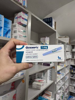 Prag, Çek Cumhuriyeti - 2 Haziran 2024: Ozempic Box. Ozempik ilacın Çek versiyonu. Çek Cumhuriyeti 'nde diyabet tedavisi. Bir paket semaglutid. Diyabet ilacı. Bazen kilo vermek için kullanılıyor.