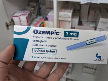 Prag, Çek Cumhuriyeti - 2 Haziran 2024: Ozempic Box. Ozempik ilacın Çek versiyonu. Çek Cumhuriyeti 'nde diyabet tedavisi. Bir paket semaglutid. Diyabet ilacı. Bazen kilo vermek için kullanılıyor.