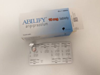 Prag, Çek Cumhuriyeti - 29 Mayıs 2024: OTSKUA ilaç firması Aripiprazolum 'dan ARIPRAZOLE kutu ABILIFY, bipolar I bozukluğu, şizofreni gibi zihinsel durumları tedavi etmek için