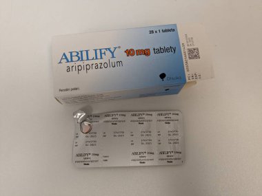 Prag, Çek Cumhuriyeti - 29 Mayıs 2024: OTSKUA ilaç firması Aripiprazolum 'dan ARIPRAZOLE kutu ABILIFY, bipolar I bozukluğu, şizofreni gibi zihinsel durumları tedavi etmek için