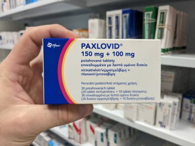 Prag, Çek Cumhuriyeti - 2 Ocak 2024: Pfizer 'ın COVID 19, cov19 tedavisi için aktif madde Nirmatrelvir ve ritonavir kombinasyonu içeren Paxlovid ilaç kutusu