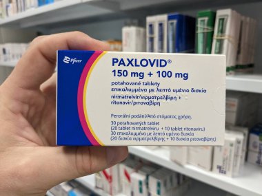 Prag, Çek Cumhuriyeti - 2 Ocak 2024: Pfizer 'ın COVID 19, cov19 tedavisi için aktif madde Nirmatrelvir ve ritonavir kombinasyonu içeren Paxlovid ilaç kutusu