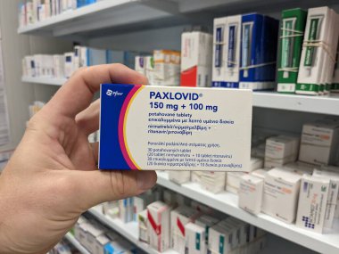 Prag, Çek Cumhuriyeti - 2 Ocak 2024: Pfizer 'ın COVID 19, cov19 tedavisi için aktif madde Nirmatrelvir ve ritonavir kombinasyonu içeren Paxlovid ilaç kutusu