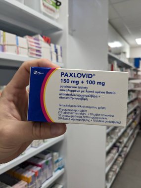 Prag, Çek Cumhuriyeti - 2 Ocak 2024: Pfizer 'ın COVID 19, cov19 tedavisi için aktif madde Nirmatrelvir ve ritonavir kombinasyonu içeren Paxlovid ilaç kutusu