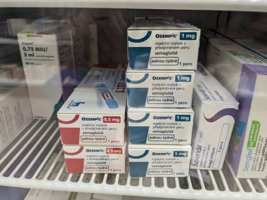 Prag, Çek Cumhuriyeti - 2 Haziran 2024: Ozempic Box. Ozempik ilacın Çek versiyonu. Çek Cumhuriyeti 'nde diyabet tedavisi. Bir paket semaglutid. Diyabet ilacı. Bazen kilo vermek için kullanılıyor.