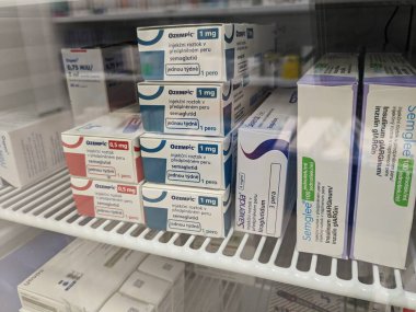 Prag, Çek Cumhuriyeti - 2 Haziran 2024: Ozempic Box. Ozempik ilacın Çek versiyonu. Çek Cumhuriyeti 'nde diyabet tedavisi. Bir paket semaglutid. Diyabet ilacı. Bazen kilo vermek için kullanılıyor.