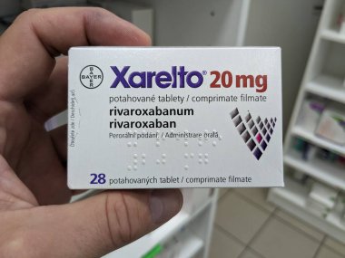 Prag, Çek Cumhuriyeti-21 Nisan 2024. Xarelto, Bayer Sağlık tarafından inme ve kan pıhtılaşmasını azaltmak için ilaç. Rivaroxaban aktif madde.