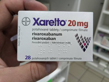 Prag, Çek Cumhuriyeti-21 Nisan 2024. Xarelto, Bayer Sağlık tarafından inme ve kan pıhtılaşmasını azaltmak için ilaç. Rivaroxaban aktif madde.