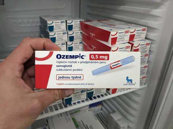 Prag, Çek Cumhuriyeti - 2 Haziran 2024: Ozempic Box. Ozempik ilacın Çek versiyonu. Çek Cumhuriyeti 'nde diyabet tedavisi. Bir paket semaglutid. Diyabet ilacı. Bazen kilo vermek için kullanılıyor.