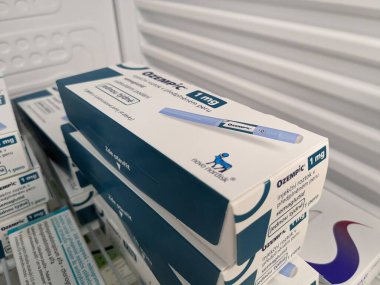 Prag, Çek Cumhuriyeti-4 Ocak 2024: Ozempic kutusu. Ozempik ilacın Çek versiyonu. Çek Cumhuriyeti 'nde diyabet tedavisi. Bir paket semaglutid. Diyabet ilacı. Bazen kilo vermek için kullanılıyor. Yapımcı Novo Nordisk.