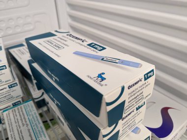 Prag, Çek Cumhuriyeti-4 Ocak 2024: Ozempic kutusu. Ozempik ilacın Çek versiyonu. Çek Cumhuriyeti 'nde diyabet tedavisi. Bir paket semaglutid. Diyabet ilacı. Bazen kilo vermek için kullanılıyor. Yapımcı Novo Nordisk.