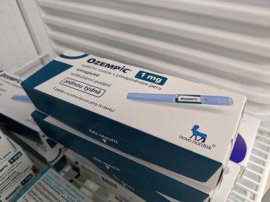 Prag, Çek Cumhuriyeti-4 Ocak 2024: Ozempic kutusu. Ozempik ilacın Çek versiyonu. Çek Cumhuriyeti 'nde diyabet tedavisi. Bir paket semaglutid. Diyabet ilacı. Bazen kilo vermek için kullanılıyor. Yapımcı Novo Nordisk.
