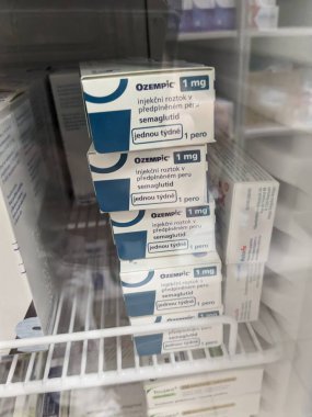 Prag, Çek Cumhuriyeti-4 Ocak 2024: Ozempic kutusu. Ozempik ilacın Çek versiyonu. Çek Cumhuriyeti 'nde diyabet tedavisi. Bir paket semaglutid. Diyabet ilacı. Bazen kilo vermek için kullanılıyor. Yapımcı Novo Nordisk.