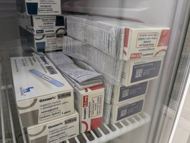 Prag, Çek Cumhuriyeti-4 Ocak 2024: Ozempic kutusu. Ozempik ilacın Çek versiyonu. Çek Cumhuriyeti 'nde diyabet tedavisi. Bir paket semaglutid. Diyabet ilacı. Bazen kilo vermek için kullanılıyor. Yapımcı Novo Nordisk.