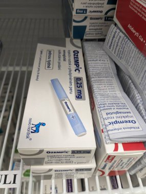 Prag, Çek Cumhuriyeti-4 Ocak 2024: Ozempic kutusu. Ozempik ilacın Çek versiyonu. Çek Cumhuriyeti 'nde diyabet tedavisi. Bir paket semaglutid. Diyabet ilacı. Bazen kilo vermek için kullanılıyor. Yapımcı Novo Nordisk.
