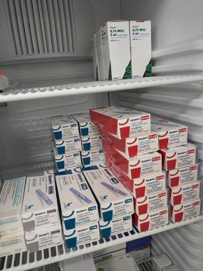 Prag, Çek Cumhuriyeti-4 Ocak 2024: Ozempic kutusu. Ozempik ilacın Çek versiyonu. Çek Cumhuriyeti 'nde diyabet tedavisi. Bir paket semaglutid. Diyabet ilacı. Bazen kilo vermek için kullanılıyor. Yapımcı Novo Nordisk.