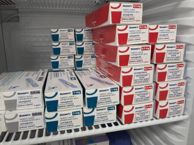 Prag, Çek Cumhuriyeti-4 Ocak 2024: Ozempic kutusu. Ozempik ilacın Çek versiyonu. Çek Cumhuriyeti 'nde diyabet tedavisi. Bir paket semaglutid. Diyabet ilacı. Bazen kilo vermek için kullanılıyor. Yapımcı Novo Nordisk.