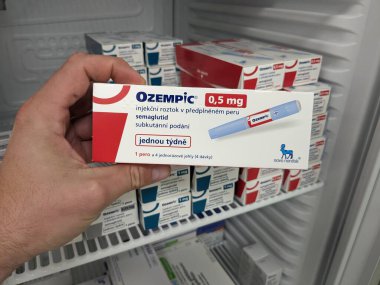 Prag, Çek Cumhuriyeti-4 Ocak 2024: Ozempic kutusu. Ozempik ilacın Çek versiyonu. Çek Cumhuriyeti 'nde diyabet tedavisi. Bir paket semaglutid. Diyabet ilacı. Bazen kilo vermek için kullanılıyor. Yapımcı Novo Nordisk.