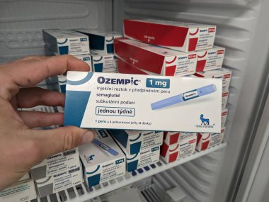 Prag, Çek Cumhuriyeti-4 Ocak 2024: Ozempic kutusu. Ozempik ilacın Çek versiyonu. Çek Cumhuriyeti 'nde diyabet tedavisi. Bir paket semaglutid. Diyabet ilacı. Bazen kilo vermek için kullanılıyor. Yapımcı Novo Nordisk.