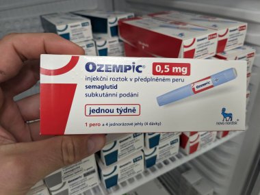 Prag, Çek Cumhuriyeti-4 Ocak 2024: Ozempic kutusu. Ozempik ilacın Çek versiyonu. Çek Cumhuriyeti 'nde diyabet tedavisi. Bir paket semaglutid. Diyabet ilacı. Bazen kilo vermek için kullanılıyor. Yapımcı Novo Nordisk.