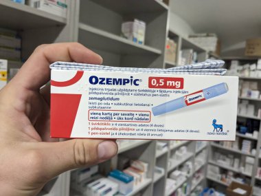 Prag, Çek Cumhuriyeti-4 Ocak 2024: Ozempic kutusu. Ozempik ilacın Çek versiyonu. Çek Cumhuriyeti 'nde diyabet tedavisi. Bir paket semaglutid. Diyabet ilacı. Bazen kilo vermek için kullanılıyor. Yapımcı Novo Nordisk.