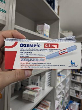 Prag, Çek Cumhuriyeti-4 Ocak 2024: Ozempic kutusu. Ozempik ilacın Çek versiyonu. Çek Cumhuriyeti 'nde diyabet tedavisi. Bir paket semaglutid. Diyabet ilacı. Bazen kilo vermek için kullanılıyor. Yapımcı Novo Nordisk.