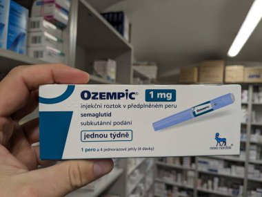 Prag, Çek Cumhuriyeti-4 Ocak 2024: Ozempic kutusu. Ozempik ilacın Çek versiyonu. AB 'de diyabet tedavisi. Bir paket semaglutid. Diyabet ilacı. Bazen kilo vermek için kullanılıyor. Danimarkalı Novo Nordisk yapımcısı.