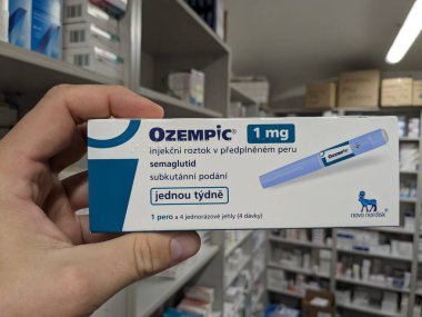 Prag, Çek Cumhuriyeti-4 Ocak 2024: Ozempic kutusu. Ozempik ilacın Çek versiyonu. AB 'de diyabet tedavisi. Bir paket semaglutid. Diyabet ilacı. Bazen kilo vermek için kullanılıyor. Danimarkalı Novo Nordisk yapımcısı.
