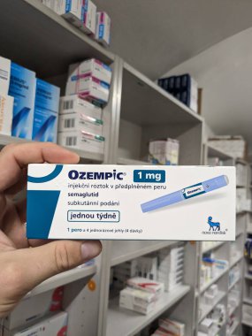 Prag, Çek Cumhuriyeti-4 Ocak 2024: Ozempic kutusu. Ozempik ilacın Çek versiyonu. AB 'de diyabet tedavisi. Bir paket semaglutid. Diyabet ilacı. Bazen kilo vermek için kullanılıyor. Danimarkalı Novo Nordisk yapımcısı.