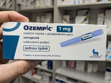 Prag, Çek Cumhuriyeti-4 Ocak 2024: Ozempic kutusu. Ozempik ilacın Çek versiyonu. AB 'de diyabet tedavisi. Bir paket semaglutid. Diyabet ilacı. Bazen kilo vermek için kullanılıyor. Danimarkalı Novo Nordisk yapımcısı.