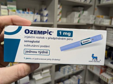 Prag, Çek Cumhuriyeti-4 Ocak 2024: Ozempic kutusu. Ozempik ilacın Çek versiyonu. AB 'de diyabet tedavisi. Bir paket semaglutid. Diyabet ilacı. Bazen kilo vermek için kullanılıyor. Danimarkalı Novo Nordisk yapımcısı.