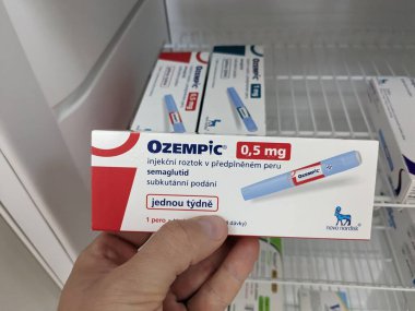Prag, Çek Cumhuriyeti-4 Ocak 2024: Ozempic kutusu. Ozempik ilacın Çek versiyonu. AB 'de diyabet tedavisi. Bir paket semaglutid. Diyabet ilacı. Bazen kilo vermek için kullanılıyor. Danimarkalı Novo Nordisk yapımcısı.