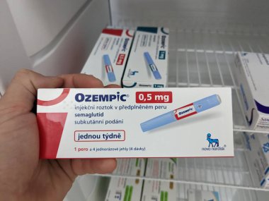 Prag, Çek Cumhuriyeti-4 Ocak 2024: Ozempic kutusu. Ozempik ilacın Çek versiyonu. AB 'de diyabet tedavisi. Bir paket semaglutid. Diyabet ilacı. Bazen kilo vermek için kullanılıyor. Danimarkalı Novo Nordisk yapımcısı.