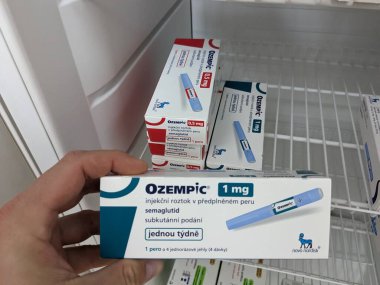 Prag, Çek Cumhuriyeti-4 Ocak 2024: Ozempic kutusu. Ozempik ilacın Çek versiyonu. AB 'de diyabet tedavisi. Bir paket semaglutid. Diyabet ilacı. Bazen kilo vermek için kullanılıyor. Danimarkalı Novo Nordisk yapımcısı.