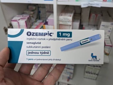 Prag, Çek Cumhuriyeti-4 Ocak 2024: Ozempic kutusu. Ozempik ilacın Çek versiyonu. AB 'de diyabet tedavisi. Bir paket semaglutid. Diyabet ilacı. Bazen kilo vermek için kullanılıyor. Danimarkalı Novo Nordisk yapımcısı.