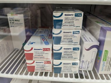 Prag, Çek Cumhuriyeti-4 Ocak 2024: Ozempic kutusu. Ozempik ilacın Çek versiyonu. AB 'de diyabet tedavisi. Bir paket semaglutid. Diyabet ilacı. Bazen kilo vermek için kullanılıyor. Danimarkalı Novo Nordisk yapımcısı.