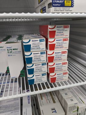 Prag, Çek Cumhuriyeti-4 Ocak 2024: Ozempic kutusu. Ozempik ilacın Çek versiyonu. AB 'de diyabet tedavisi. Bir paket semaglutid. Diyabet ilacı. Bazen kilo vermek için kullanılıyor. Danimarkalı Novo Nordisk yapımcısı.