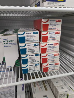 Prag, Çek Cumhuriyeti-4 Ocak 2024: Ozempic kutusu. Ozempik ilacın Çek versiyonu. AB 'de diyabet tedavisi. Bir paket semaglutid. Diyabet ilacı. Bazen kilo vermek için kullanılıyor. Danimarkalı Novo Nordisk yapımcısı.