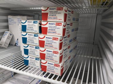 Prag, Çek Cumhuriyeti-4 Ocak 2024: Ozempic kutusu. Ozempik ilacın Çek versiyonu. AB 'de diyabet tedavisi. Bir paket semaglutid. Diyabet ilacı. Bazen kilo vermek için kullanılıyor. Danimarkalı Novo Nordisk yapımcısı.