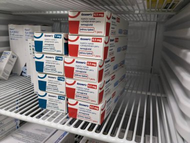 Prag, Çek Cumhuriyeti-4 Ocak 2024: Ozempic kutusu. Ozempik ilacın Çek versiyonu. AB 'de diyabet tedavisi. Bir paket semaglutid. Diyabet ilacı. Bazen kilo vermek için kullanılıyor. Danimarkalı Novo Nordisk yapımcısı.