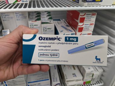 Prag, Çek Cumhuriyeti-4 Ocak 2024: Ozempic kutusu. Ozempik ilacın Çek versiyonu. AB 'de diyabet tedavisi. Bir paket semaglutid. Diyabet ilacı. Bazen kilo vermek için kullanılıyor. Danimarkalı Novo Nordisk yapımcısı.