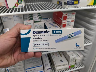Prag, Çek Cumhuriyeti-4 Ocak 2024: Ozempic kutusu. Ozempik ilacın Çek versiyonu. AB 'de diyabet tedavisi. Bir paket semaglutid. Diyabet ilacı. Bazen kilo vermek için kullanılıyor. Danimarkalı Novo Nordisk yapımcısı.