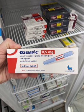 Prag, Çek Cumhuriyeti-4 Ocak 2024: Ozempic kutusu. Ozempik ilacın Çek versiyonu. AB 'de diyabet tedavisi. Bir paket semaglutid. Diyabet ilacı. Bazen kilo vermek için kullanılıyor. Danimarkalı Novo Nordisk yapımcısı.
