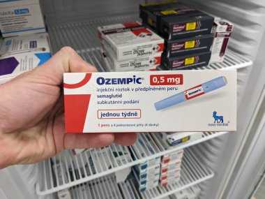 Prag, Çek Cumhuriyeti-4 Ocak 2024: Ozempic kutusu. Ozempik ilacın Çek versiyonu. AB 'de diyabet tedavisi. Bir paket semaglutid. Diyabet ilacı. Bazen kilo vermek için kullanılıyor. Danimarkalı Novo Nordisk yapımcısı.