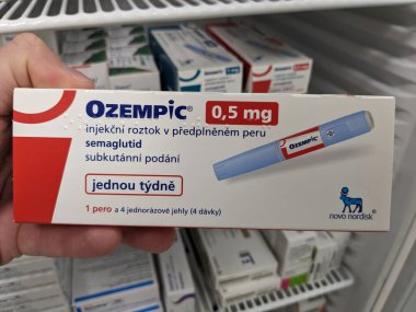 Prag, Çek Cumhuriyeti-4 Ocak 2024: Ozempic kutusu. Ozempik ilacın Çek versiyonu. AB 'de diyabet tedavisi. Bir paket semaglutid. Diyabet ilacı. Bazen kilo vermek için kullanılıyor. Danimarkalı Novo Nordisk yapımcısı.