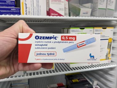 Prag, Çek Cumhuriyeti-4 Ocak 2024: Ozempic kutusu. Ozempik ilacın Çek versiyonu. AB 'de diyabet tedavisi. Bir paket semaglutid. Diyabet ilacı. Bazen kilo vermek için kullanılıyor. Danimarkalı Novo Nordisk yapımcısı.